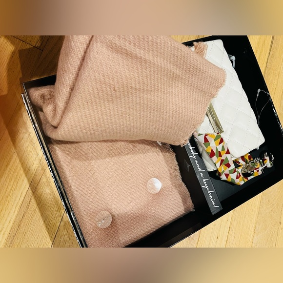 Steve Madden Mini Quilted Crossbody Bag, Scarf & Keychain Gift Set NWT $98.00 - Picture 6 of 8